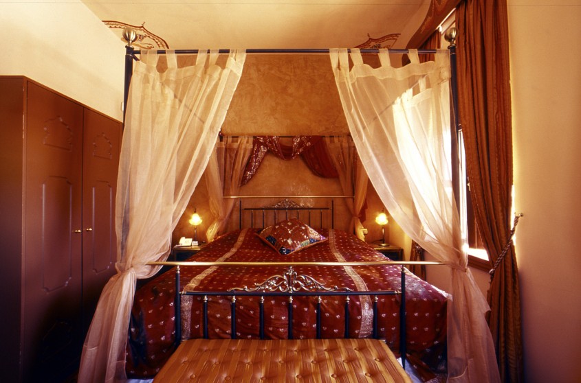 Foto via furniture trendzona com - Dormitoare orientale cu inspiratie fierbinte din tarile arabe asiatice si