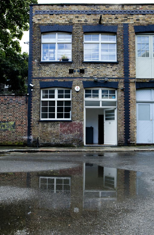 O casa in Londra - Dormitorul atarnat peste living mansarda peste dormitor cada de baie in