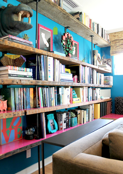 Fond turcoaz pentru o biblioteca incarcata - Culorile dinamice inveselesc orice casa