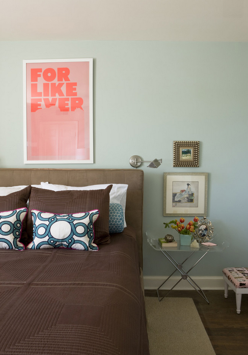 Pentru dormitor, mobilierul minimalist primeste reflexii metalice - Culorile intense completeaza atipic imprimeurile intunecate din fototapet