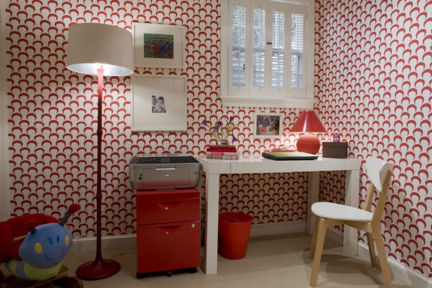 Un birou energic si creativ mizeaza intodeauna pe rosu - Culorile intense completeaza atipic imprimeurile intunecate