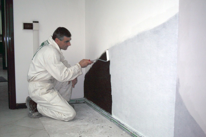 Cum rezolvi definitiv pereții umezi cu tencuială din plută și var