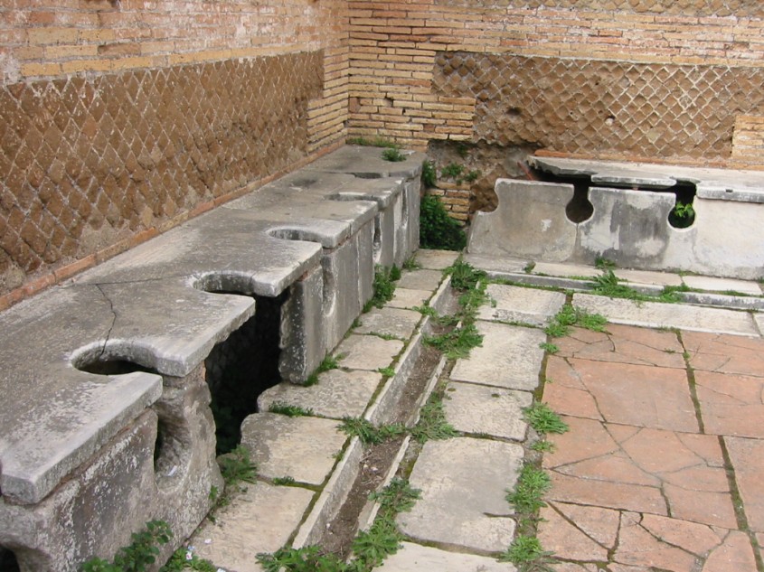 Toaleta publica in orasul roman de coasta Ostia 
