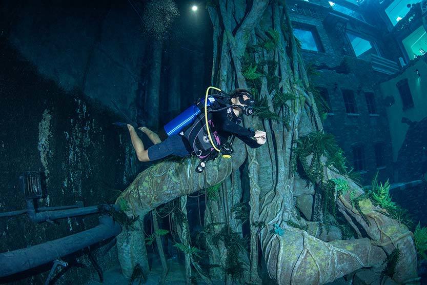 Cea mai adâncă piscină din lume te invită să descoperi un oraş scufundat