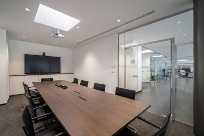 Sala de sedinte, deasupra careia este o cupola luminatoare  Budapesta VELUX Commercial