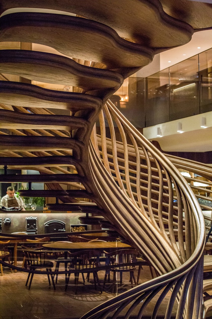 O scară care se ridică asemenea unui copac în interiorul unui nou restaurant londonez