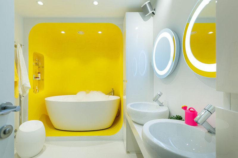 Zece exemple despre cum puteți insera un strop de galben în baie
