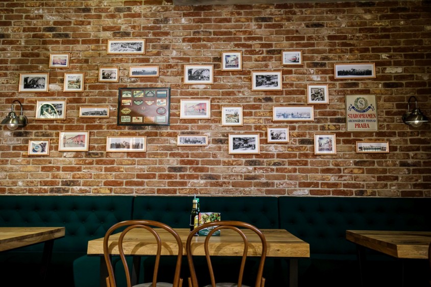 Perete placat cu caramida aparenta