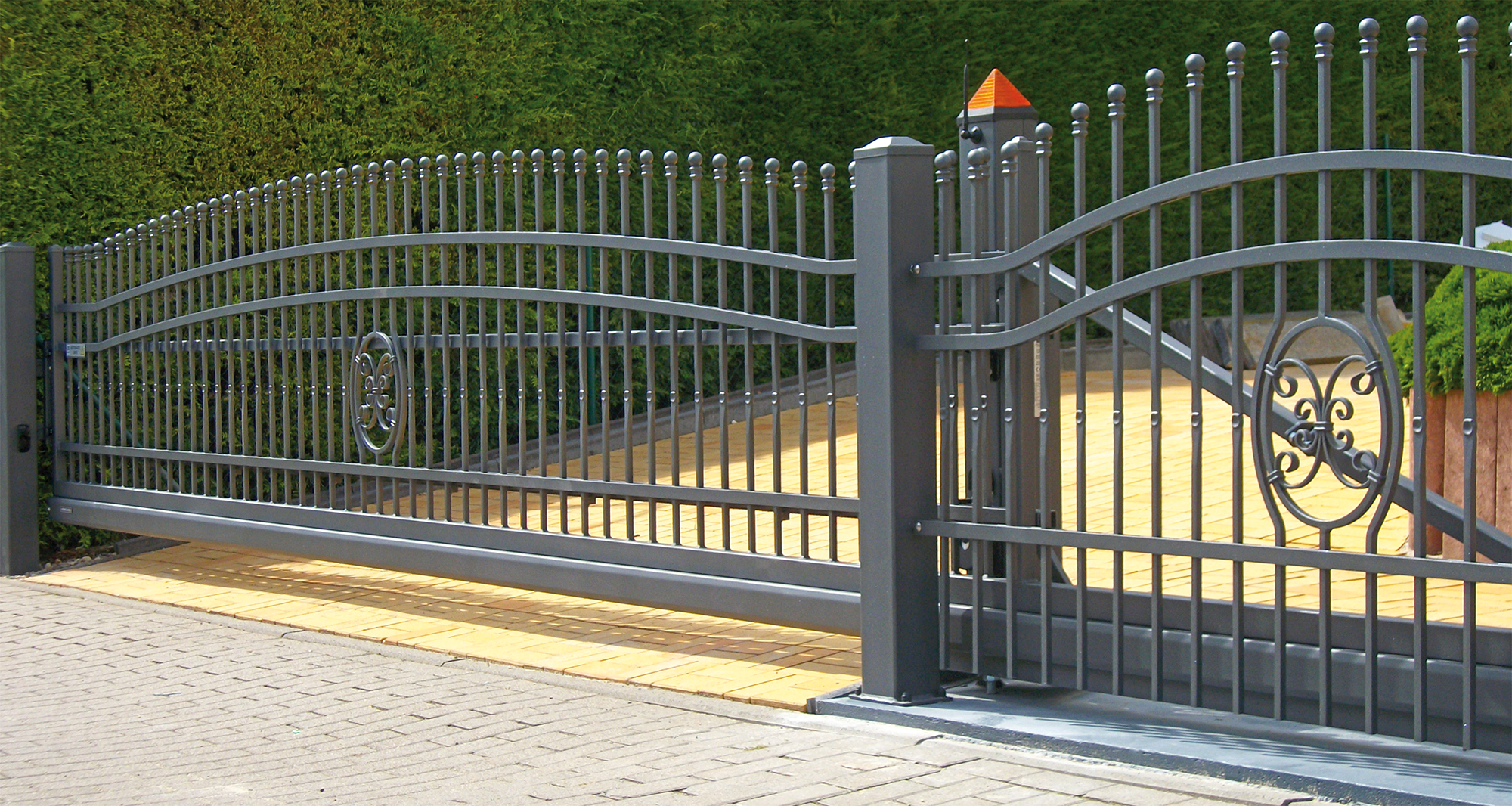 Атаковать ворота. Ворота и ограждения. Современный кованый забор. Современный металлический забор. Современный забор с ковкой.