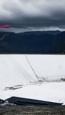 Lac artificial căptușit cu geomembrană pentru producerea zăpezii pe P&acirc;rtia Olimpică din Borșa