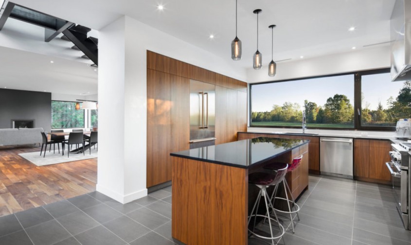 Design modern şi elemente rustice într-o casă construită cu materiale naturale