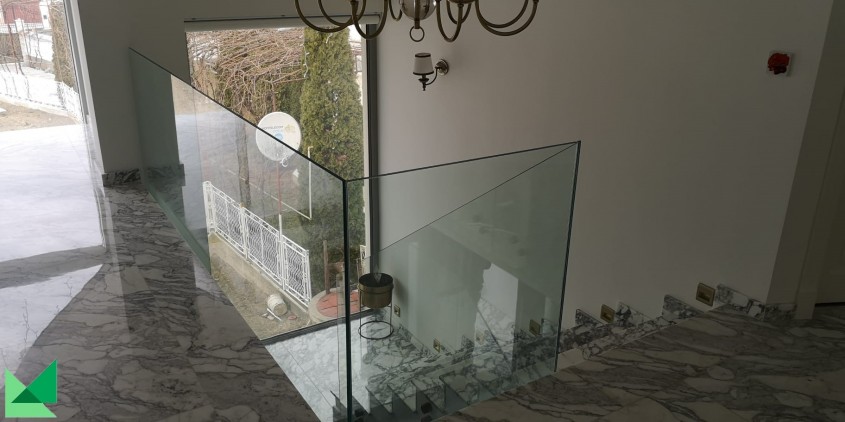 Balustradele din sticlă – soluția modernă ce acoperă atât nevoia de siguranță, cât și aspectul decorativ