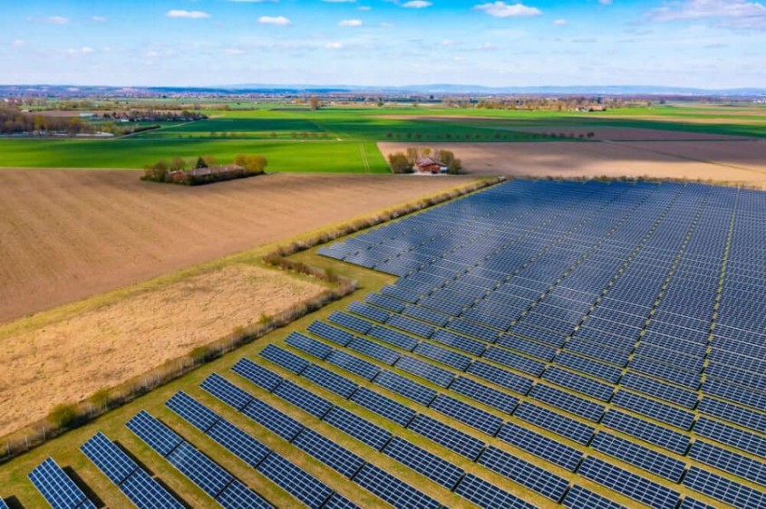 Parc fotovoltaic: cât costă unul și cât poate produce?