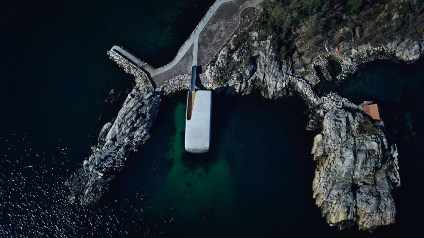 Primul restaurant subacvatic din Europa s-a deschis sub marea învolburată