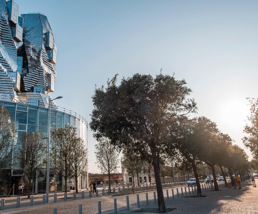 O clădire îmbrăcată în "solzi" din aluminiu marca Frank Gehry