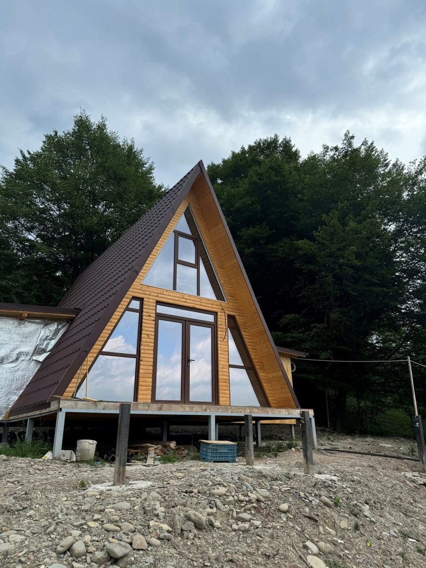 Tâmplărie PVC Gealan de la Sabiterm – Soluția ideală pentru cabanele A-Frame