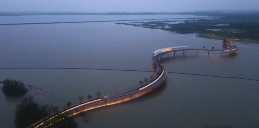 Un pod a cărui formă imită ondulațiile apei