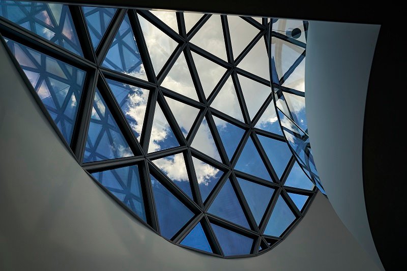 O sferă din beton și sticlă, proiectată de Oscar Niemeyer, „înfiptă” în colțul unei fabrici