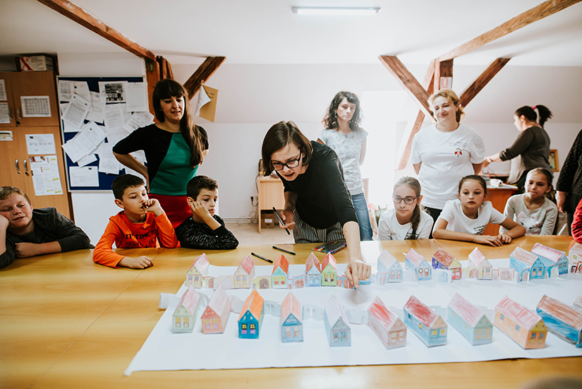Diana Constantinescu Anca Bordean și Carmen Șandru la atelierele „De-a arhitectura la sat” din Rășinari județul