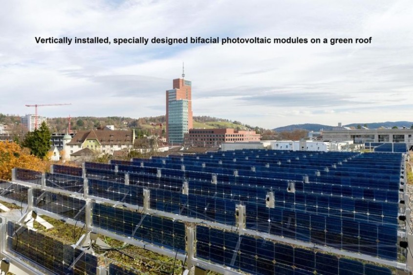Sisteme fotovoltaice cu modul fotovoltaic bifacial montat pe verticală 