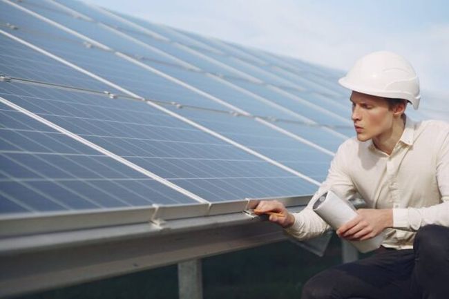 Comparatie între panourile fotovoltaice Trina Solar și Longi Solar