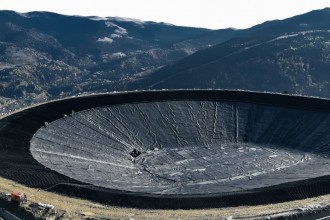 Lac artificial căptușit cu geomembrană pentru producerea zăpezii pe P&acirc;rtia Olimpică din Borșa