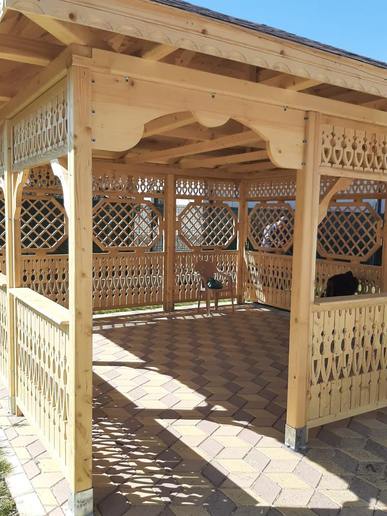 Cum să-ţi transformi curtea într-o oază de liniște cu ajutorul scândurii ornamentale