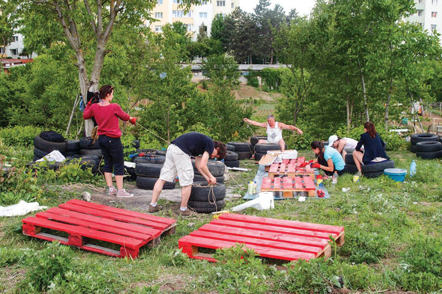 „La Terenuri. Spaţiu comun în Mănăştur” – atelier mobilier din obiecte reciclate