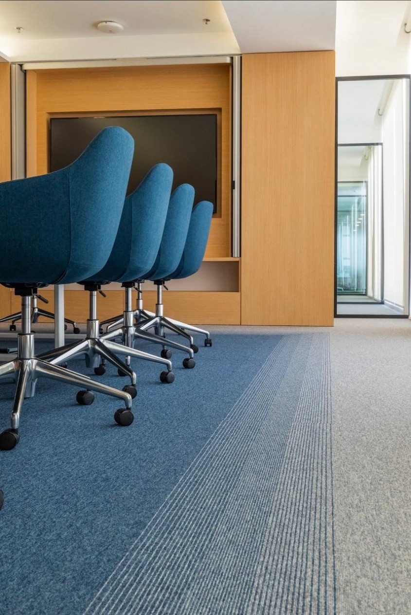 Mocheta BLOQ: Pardoseala care organizează spațiul, reduce zgomotul și rezistă &icirc;n timp