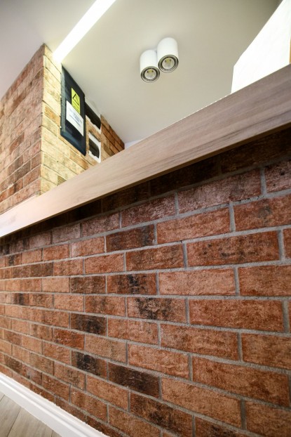 Vedere de aproape perete cu caramida aparenta Amedioklinker  Iasi Amedio Ideas