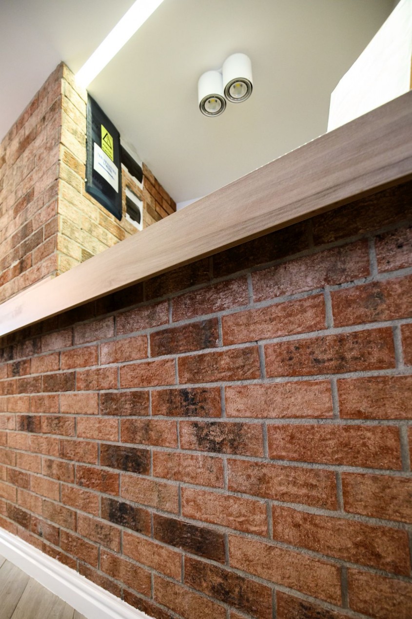 Vedere de aproape perete cu caramida aparenta Amedioklinker