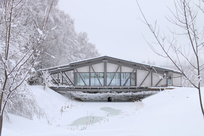 Casa pod construită peste un pârâu, în mijlocul pădurii