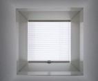 Un nou paradis al mașinilor de lux este iluminat cu ajutorul cupolelor luminatoare VELUX Commercial