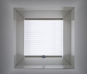 Un nou paradis al mașinilor de lux este iluminat cu ajutorul cupolelor luminatoare VELUX Commercial