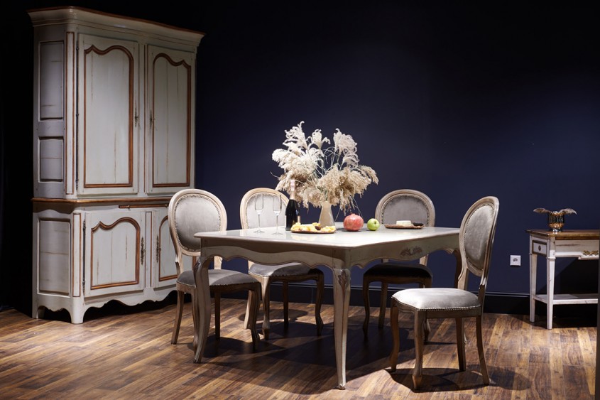Set masă de dining clasică cu scaune tapițate crem și bufet vintage din lemn masiv ideal