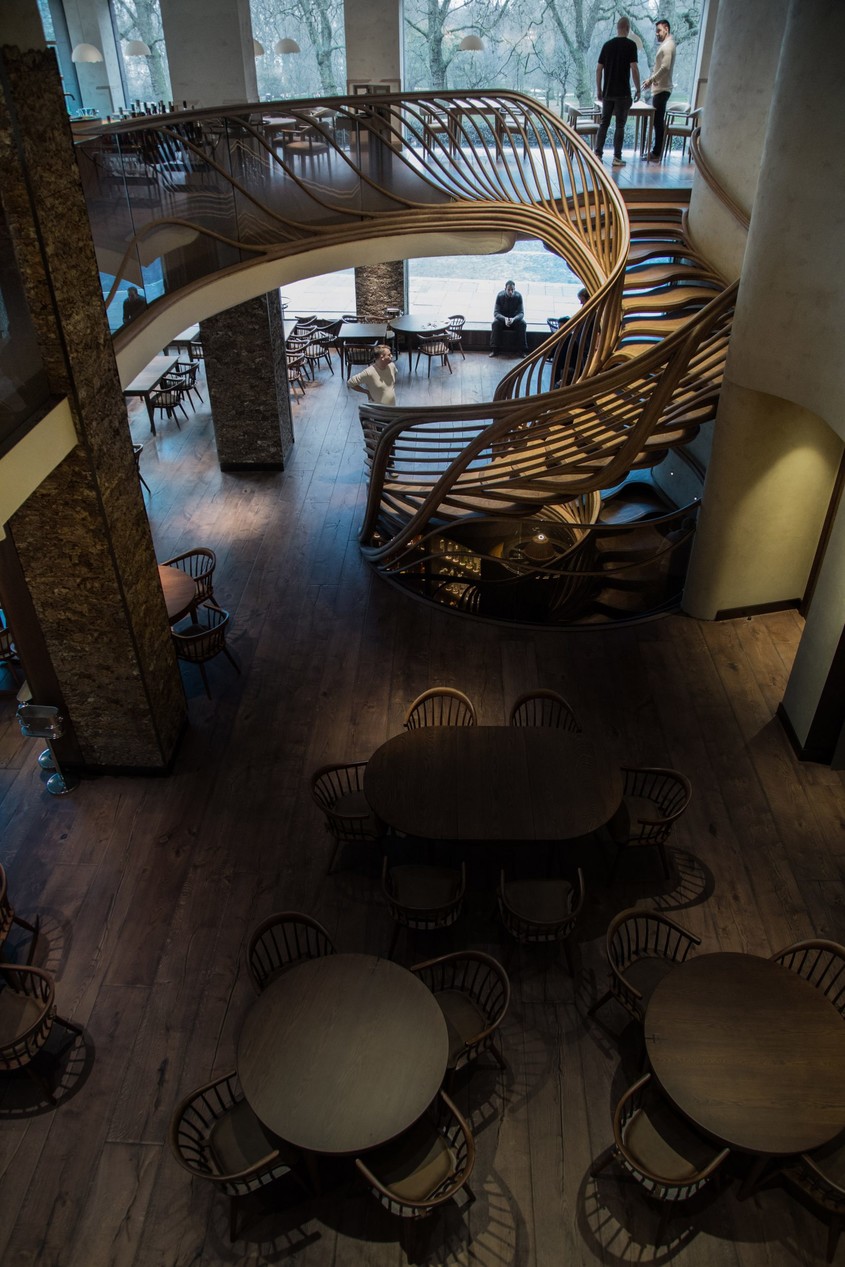 O scară care se ridică asemenea unui copac în interiorul unui nou restaurant londonez