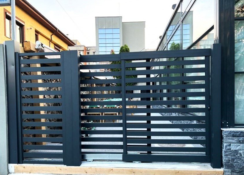 Poarta din aluminiu CRONOS – eleganță geometrică și rezistență desăvârșită