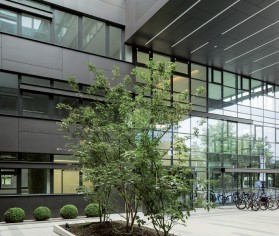 Fațadă ventilată din fibrociment la o clădire administrativă în Munchen