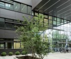 Fațadă ventilată din fibrociment la o clădire administrativă în Munchen