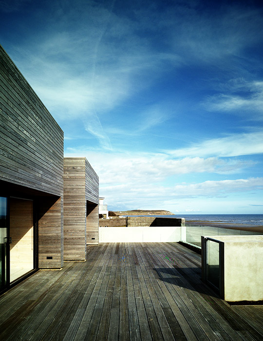 10 case de pe plajă care oferă priveliști spectaculoase, realizate de arhitecți contemporani
