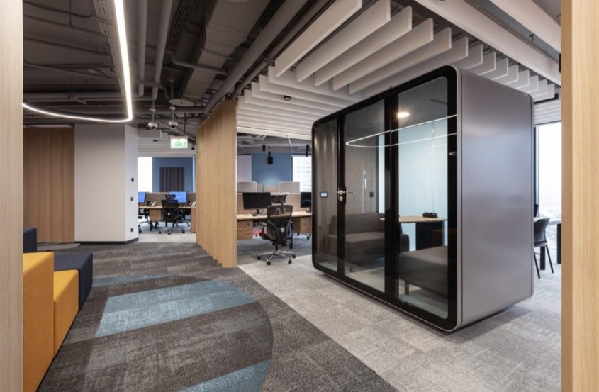 Mocheta BLOQ: Pardoseala care organizează spațiul, reduce zgomotul și rezistă &icirc;n timp