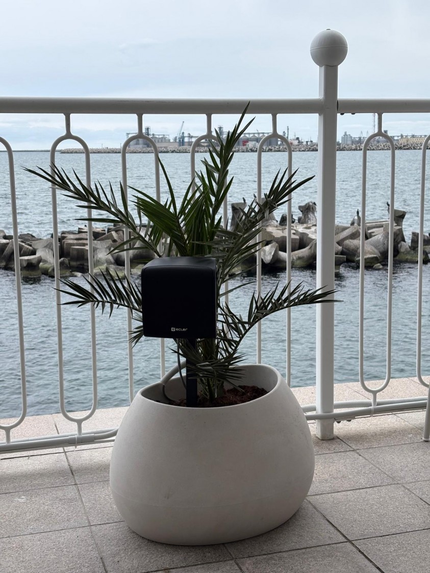 Detaliu al difuzorului eMOTUS5OD integrat in ghiveci decorativ.  Constanta ABC Tehno Solutions
