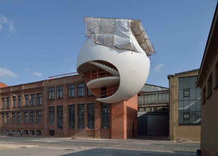 O sferă din beton și sticlă, proiectată de Oscar Niemeyer, „înfiptă” în colțul unei fabrici