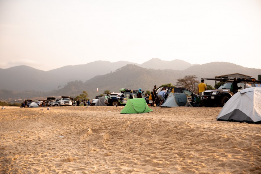 20 000 KM prin Europa și Africa fără plasă de siguranță Povestea echipei B-Leader la Budapest-Bamako