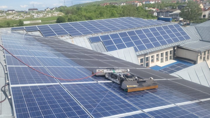 Un nou serviciu Simacek: Curățare și eficientizare panouri fotovoltaice