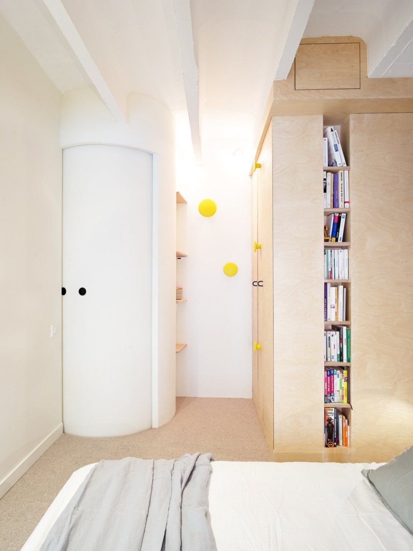 Doi designeri de interior au făcut o locuință luminoasă pentru patru persoane dintr-un garaj vechi din