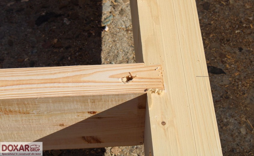 Îmbinarea în coadă de rândunică –  cea mai rezistentă îmbinare întâlnită la casele din lemn