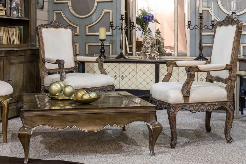 Living în stil old money amenajat cu mobilier clasic Mavis ro fotolii sculptate manual și măsuță