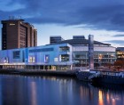 Inovație și culoare la Belfast Waterfront: Un proiect spectaculos de 1.750 m&sup2; din policarbonat colorat