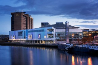 Inovație și culoare la Belfast Waterfront: Un proiect spectaculos de 1.750 m&sup2; din policarbonat colorat